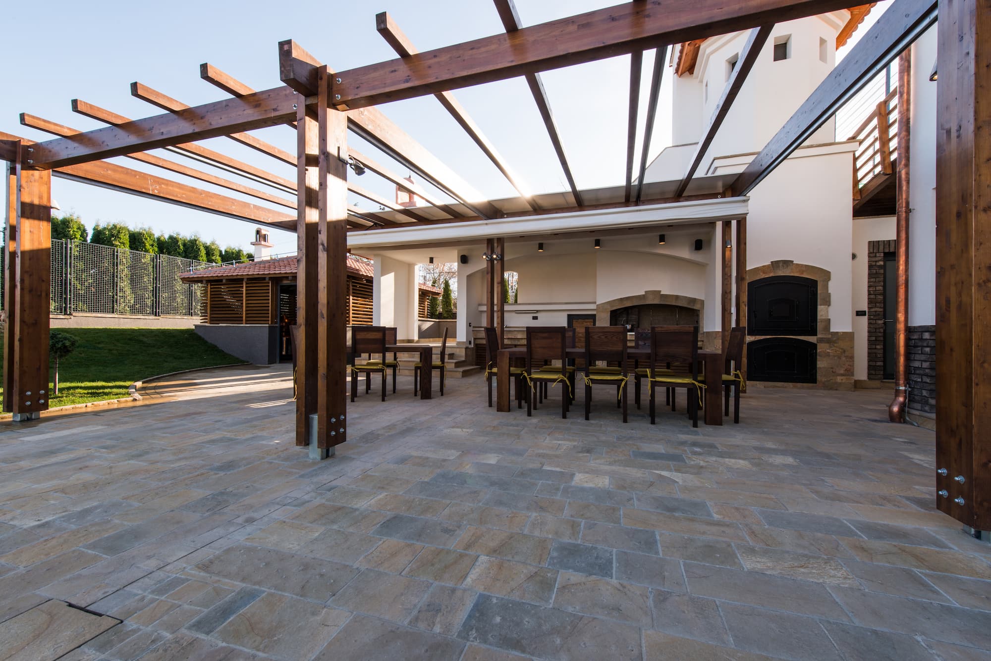 Dallage ext&eacute;rieur : comment bien choisir le sol de votre terrasse ? Montb&eacute;liard